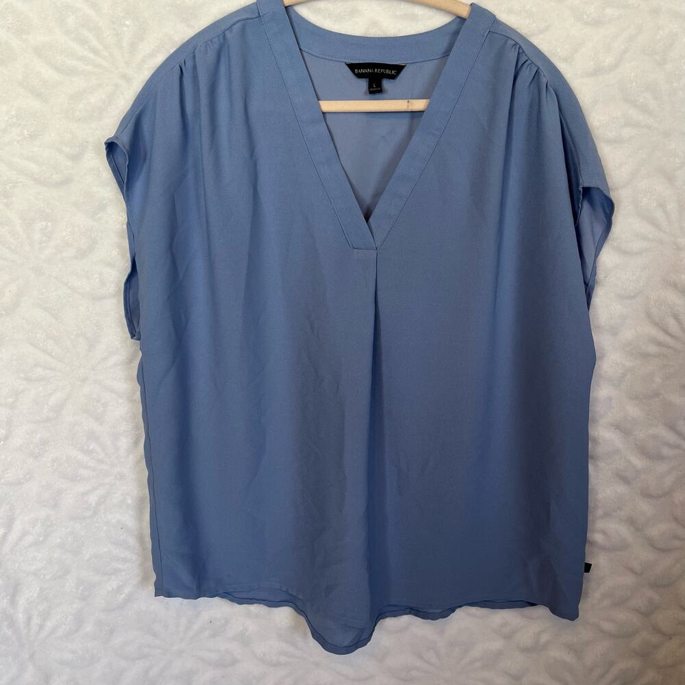Banana republic sky blue capped sleeve shirt size L v-neck preowned excellent
